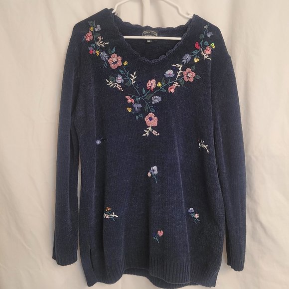 Cozy Vintage Carolyn Taylor Floral Embroidered Navy Sweater - Picture 4 of 10